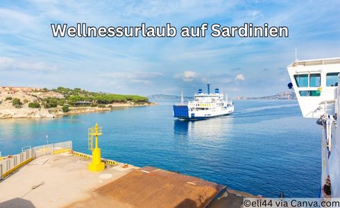 Wellnessurlaub auf Sardinien. Eine Fähre fährt in den Hafen ein.