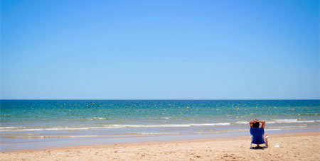 Alleine am Strand in Portugal - die Seele von der Sonne verwöhnen lassen Portugal Strand